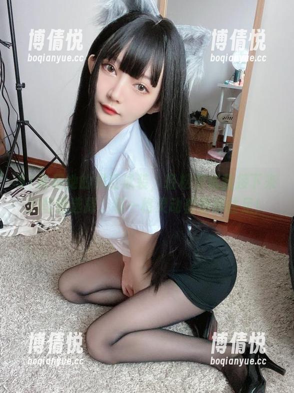 51酱和她的黑红泳装，轻松变成我接下来的壁纸选择，每一格灵动都值得驻足！