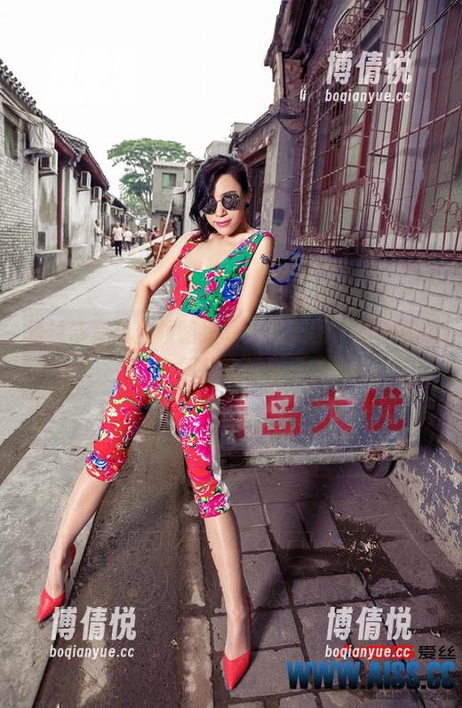 爱丝带你免费领略细高叉的美图，似乎有点裙角飘起来的样子？