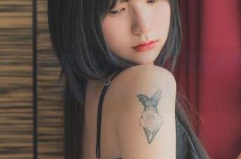 Hizzy(히지)滑稽泳装照片合辑：我就是那个在泳池边吃冰淇淋的人！