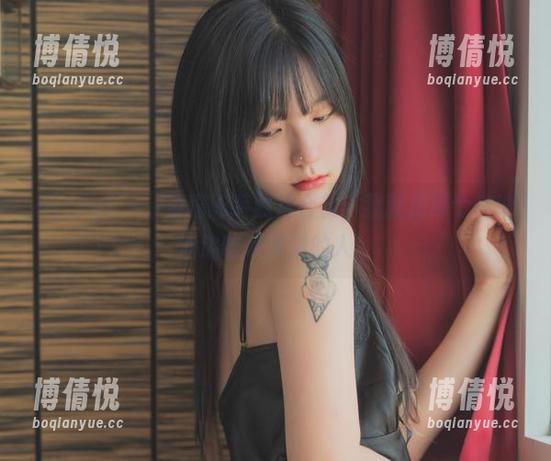 Hizzy(히지)滑稽泳装照片合辑：我就是那个在泳池边吃冰淇淋的人！