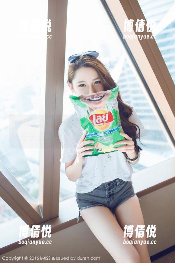 IMiss爱蜜社 - 婚纱套图：张思允一点不在乎别人的目光，随性得让人嫉妒。