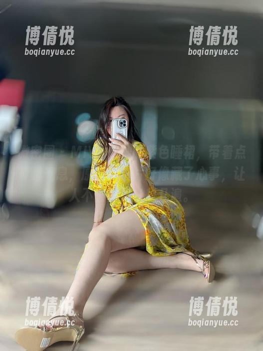 微密圈 - MIYA和她的紫色睡裙，带着点神秘气息，原图和图片好像藏了心事，让人不自觉想多想几遍。