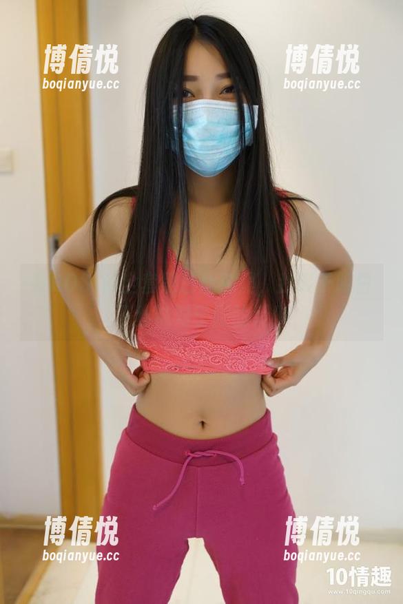在ROSI的全套黑色丝袜里，我终于明白了丝袜对于腿的爱！