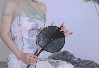Xiuren秀人网 – 柴婉艺Averie的私房图集：“灰丝”之下，有点小背景？