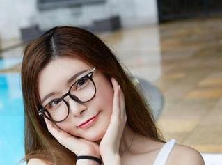 YouWu尤物馆 – 迫不及待想看，艾小青最新泳装写真集，美到让人忘记气息，吓得手机差点掉水里！