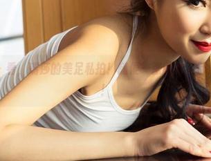 克拉女神 – 看，瑞莎的美足私拍！随便一张图片，都是艺术品啊！