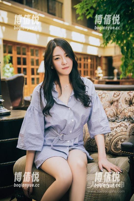 头条女神 - 语溪的美脚图包，让时间凝固在这一刻