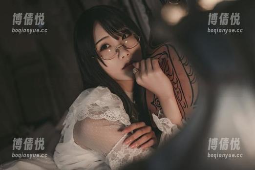嫣嫣子的黑丝OL套装：在线的诱惑，让人职场转身。