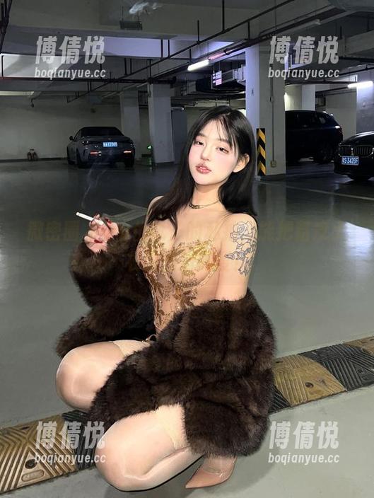 微密圈 - 小u优优子的私拍，能把貂皮大衣穿出新高度！