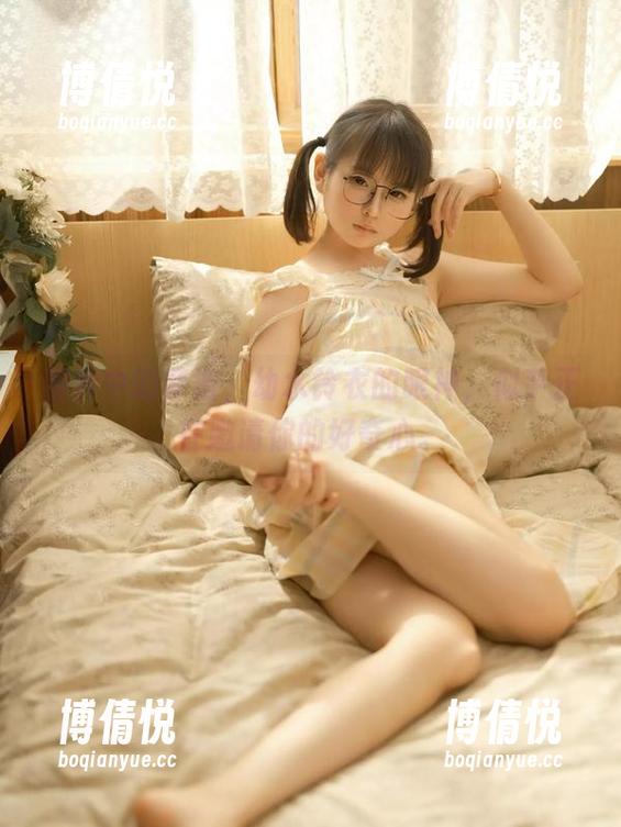 图片中的梦浴，幼水铃衣的眼神，似乎正在邀请你的好奇心。