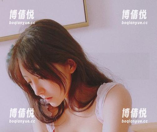 清冷樱晚gigi与短裤的高清搭配，我的目光就像被吸进了黑洞。