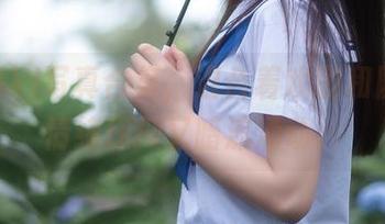 秋山AkI写真合集，混合着戏剧和隐喻，情绪压抑又暗流涌动。