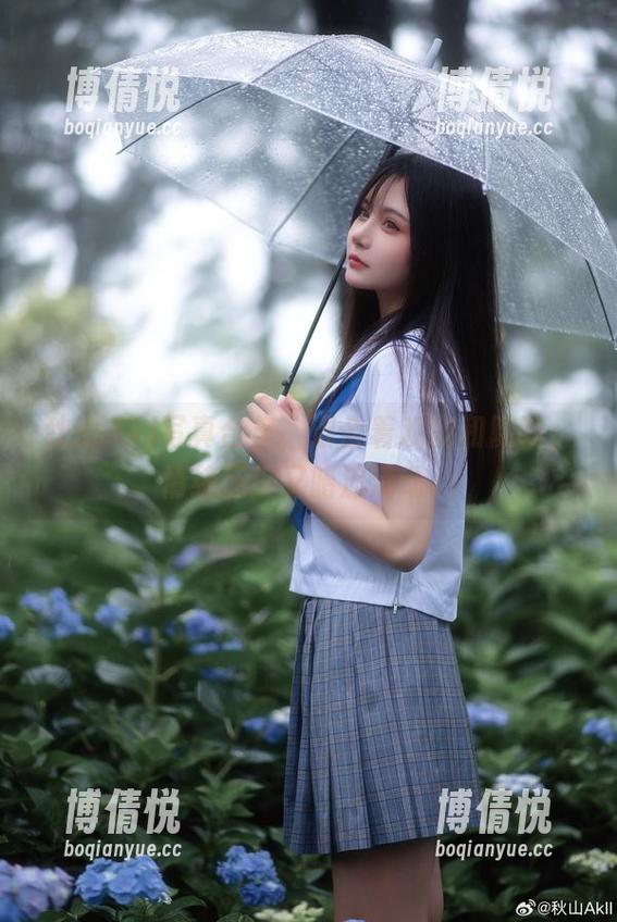 秋山AkI写真合集，混合着戏剧和隐喻，情绪压抑又暗流涌动。