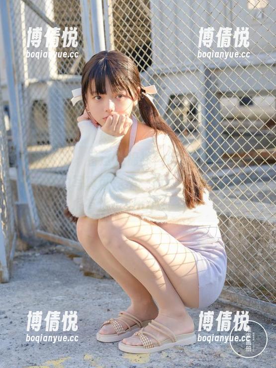 稚乖画册 - 看这双棉袜，得意地说：“夜夜今晚的写真可是不一般！”图片里的欢乐有没有share一下？