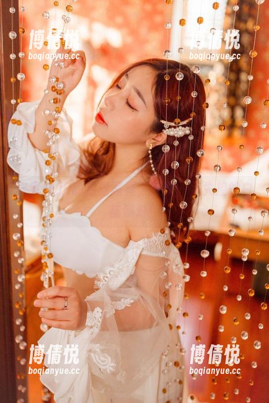 穆零Mu0的白丝写真，分享一场失控的白袜派对！