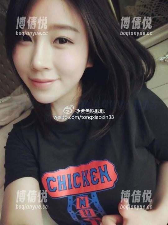 微密圈 - 紫色哒豚豚的泳装原图：放进去的水好像不止一点……