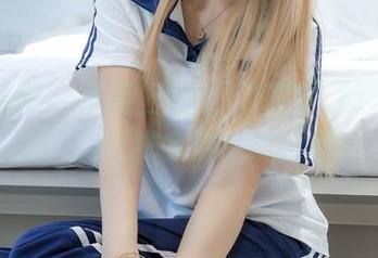 绮梦摄影 – 在墙上挂上“露露”的短裙壁纸，能否把家变成摄影展？