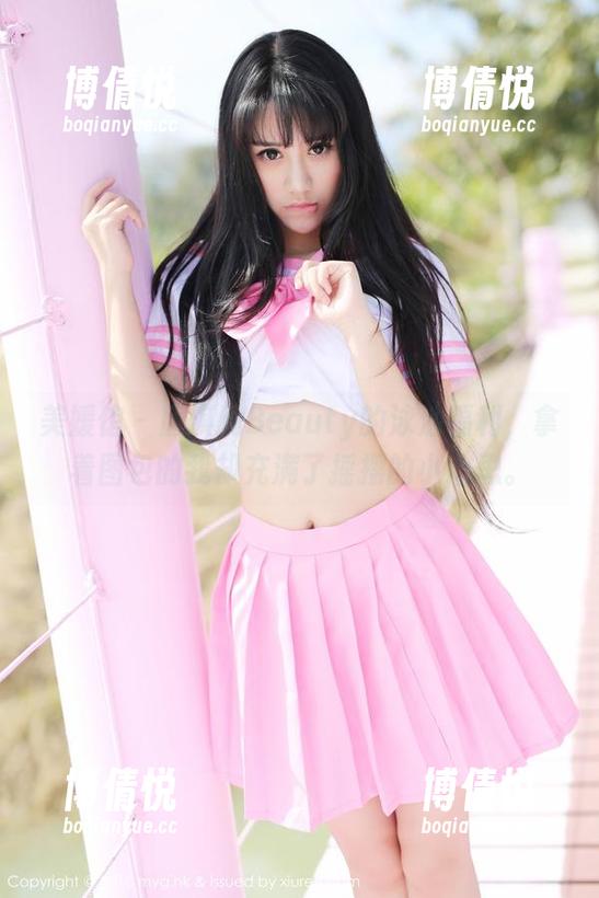 美媛馆 - 唐琪儿Beauty的泳池福利，拿着图包的我却充满了摇摆的小心思。