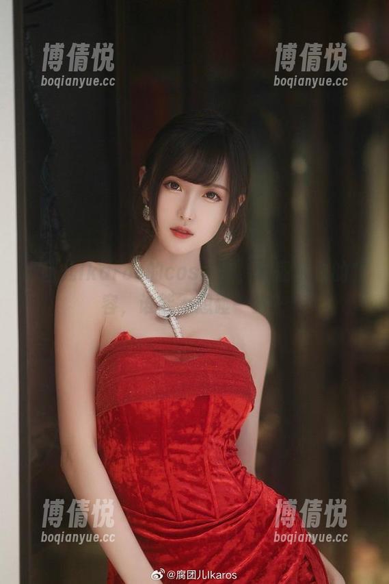 腐团儿Ikaros 腐团儿Ikaros的cos大作,伊丽莎白的妆容,谁能不想碰一碰?