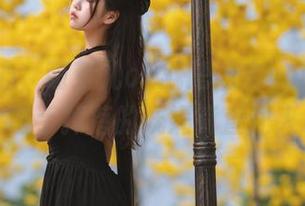 一不小心，萌芽儿o0就把内衣cos变成了大片，随手掉落的妩媚简直让人心疼。