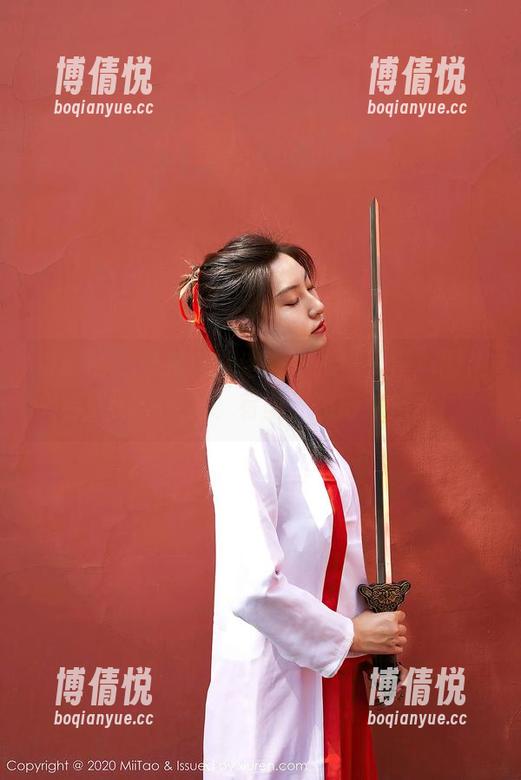 蜜桃社 - 真希与泳池的“水中天使”图片合集——要帅、有型，还得会撩水！