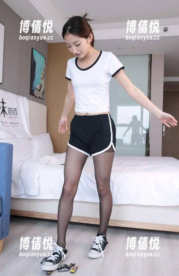 袜啵啵 - 芝士和她的薄肉丝：我说，这组写真为什么有种微妙的温度，图片里的情绪让我有点困惑。