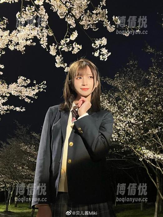 谁说粉色只能甜？贝儿酱Miki的高清cos带来点刺激的味道。