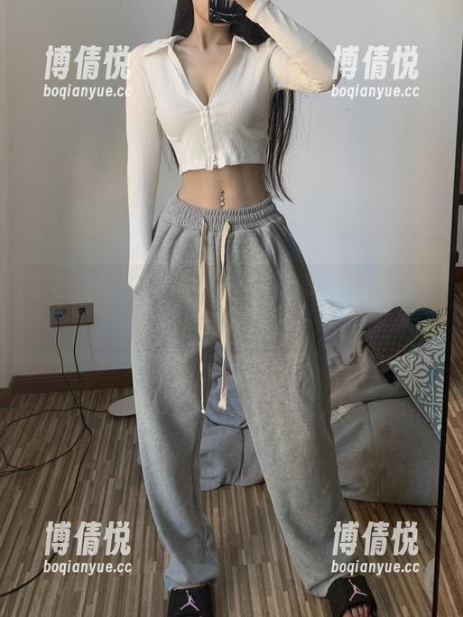 微密圈 - 看陈佩奇的私拍合集，黑丝和腿环的灵动之美。
