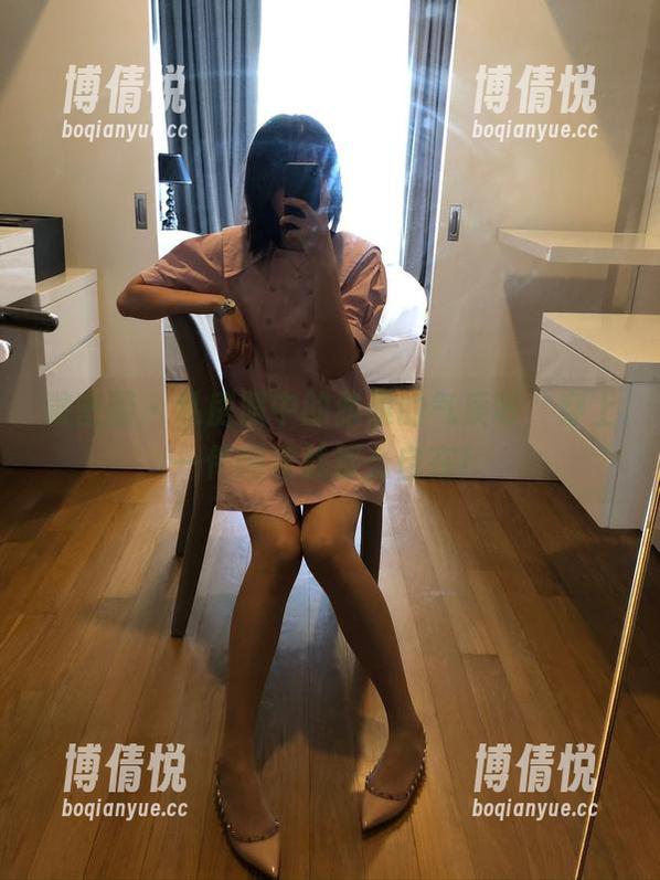 微密圈 - 私房照中的雅雅的气质呀，穿上一件睡衣就那么自在！