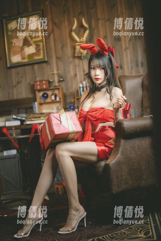 谁需要冰淇淋？看香草喵露露在粉色泳装里化身美味写真！