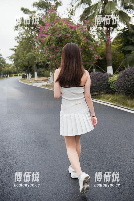 魔镜街拍 - 婷婷又出新作啦，吊带裙下的黑丝腿美得不行，快来围观吧！