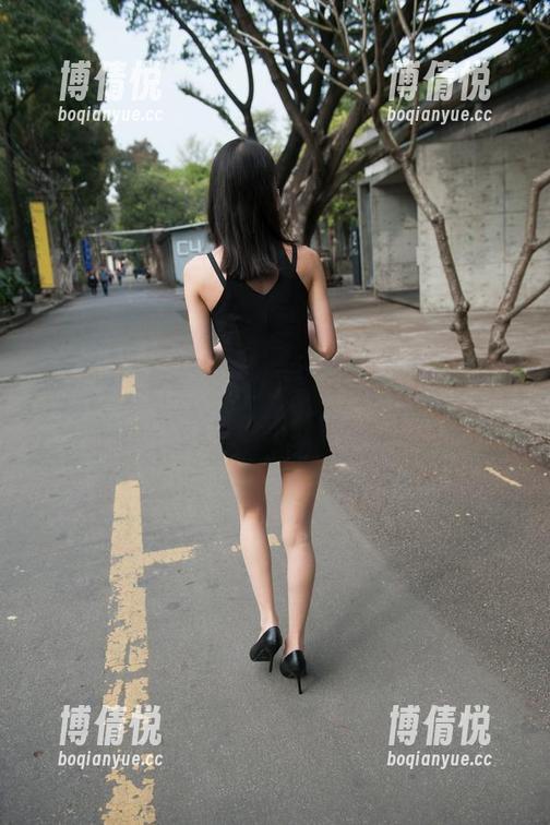 魔镜街拍 - 车展一人秀，玲玲原图下的华丽转身，敢不敢跟我学？