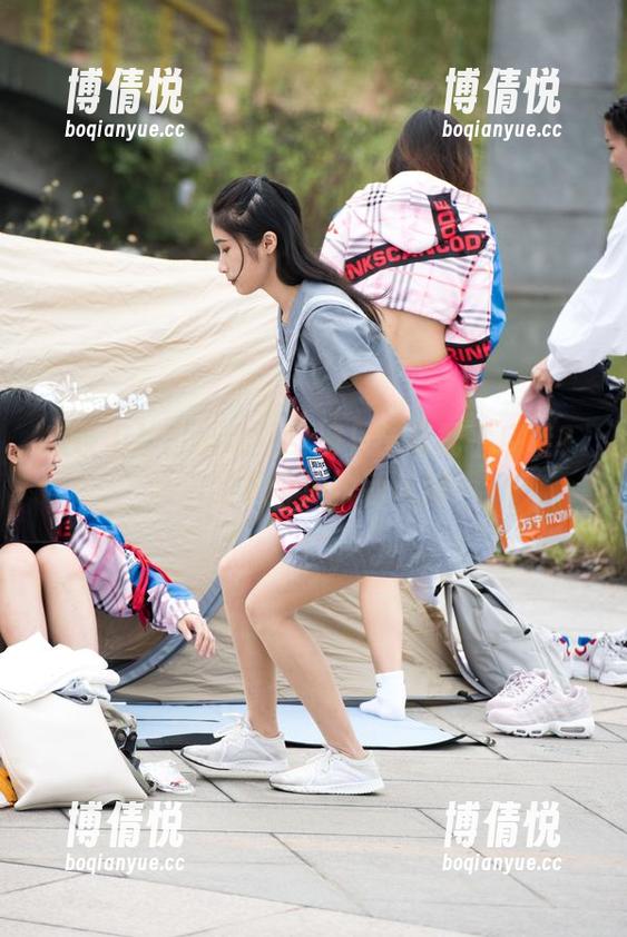 魔镜街拍：谁说紧身裤只能搭配平底鞋？高清图集带你刷新认知！