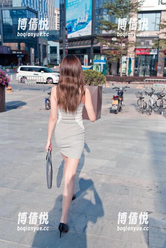 魔镜街拍 “魔镜街拍”的夏日合集:迷人的滑板热裤小妹闪现.
